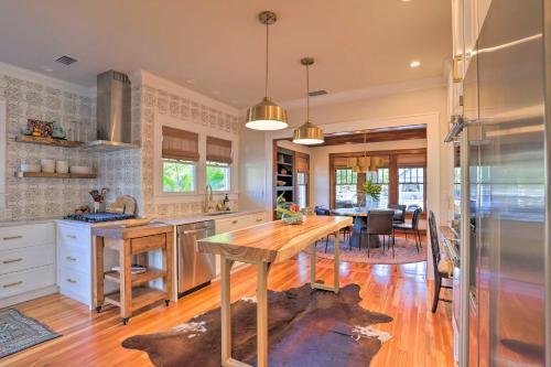Lovely St Pete Getaway With Fireplace And Patio!