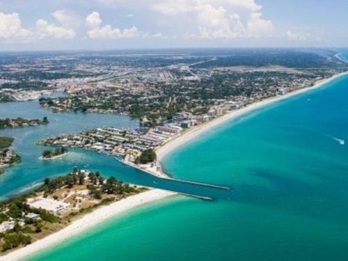Cute Home 10 Mins To Multiple Beaches & Game Room