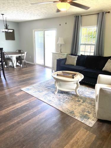 Cheerful House In Downtown Acworth Near Lakepoint