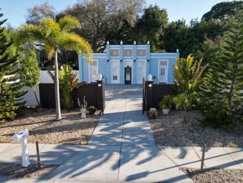 Tropical Oasis Walk To Indian Beach Shores Ringling Museum