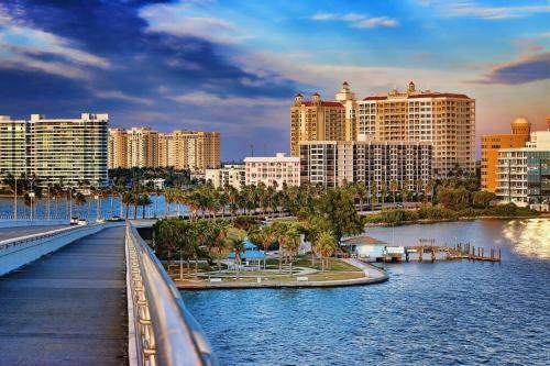 Tropical Oasis Walk To Indian Beach Shores Ringling Museum