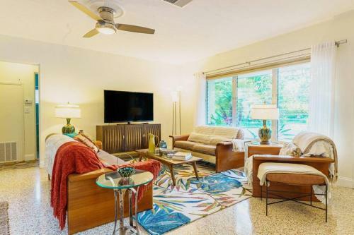Beautiful Glam Mid-century 1 Block From Sarasota Bay With Firepit