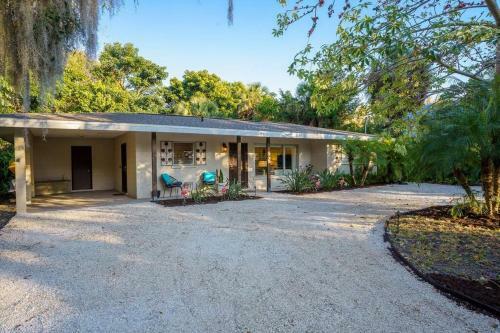 Beautiful Glam Mid-century 1 Block From Sarasota Bay With Firepit