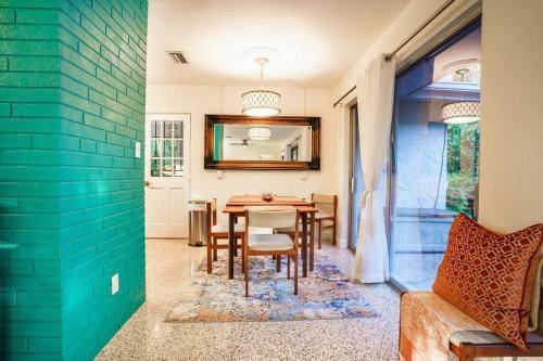 Beautiful Glam Mid-century 1 Block From Sarasota Bay With Firepit