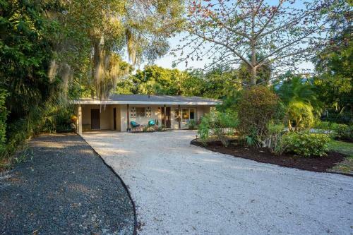 Beautiful Glam Mid-century 1 Block From Sarasota Bay With Firepit