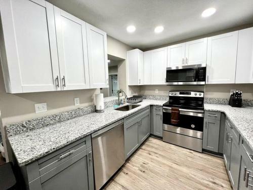 Sarasota Contemporary 4 Bedroom Home With Pool