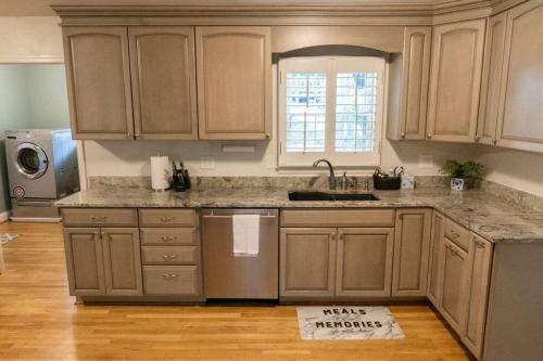 Entire Home, Waterfront Lake Lanier - Kayaks, Dock