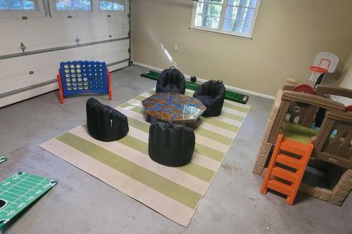 Entire Home, Waterfront Lake Lanier - Kayaks, Dock