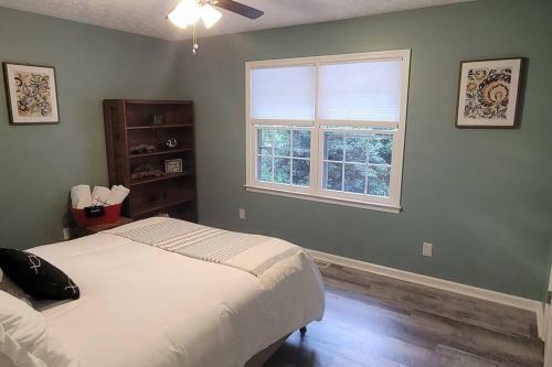 Entire Home, Waterfront Lake Lanier - Kayaks, Dock