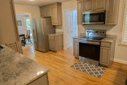 Entire Home, Waterfront Lake Lanier - Kayaks, Dock