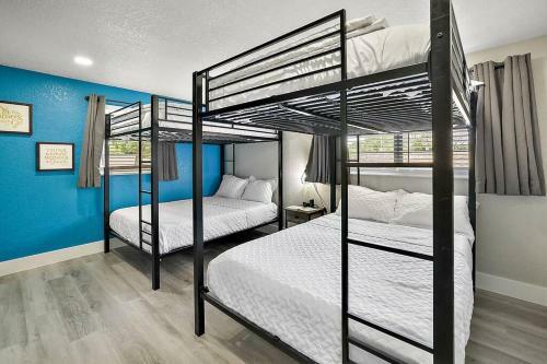 New Luxe 9 Beds~5br~pool~game Room~selfie Wall~playset