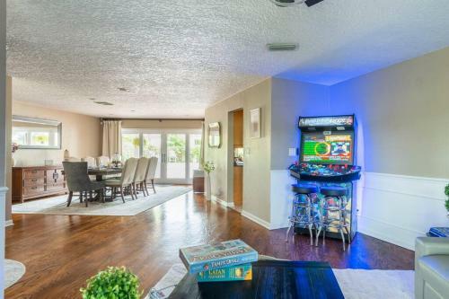 Quiet Oasis In Ideal Location-private Pool &arcade