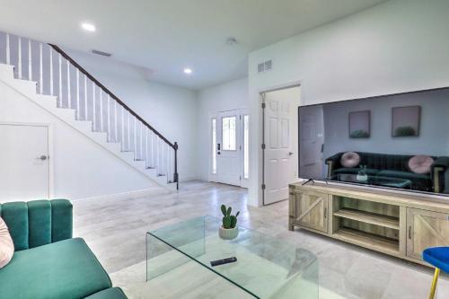 Chic And Bright Tampa Home About 5 Mi To Downtown!