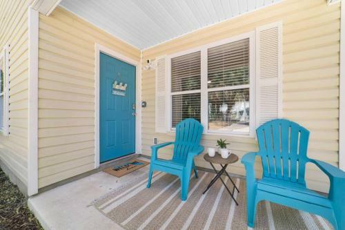 New Modern Bungalow Close To Downtown! Fully Fenced Yard