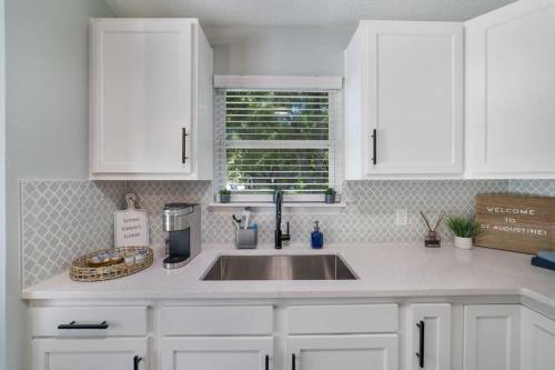 New Modern Bungalow Close To Downtown! Fully Fenced Yard