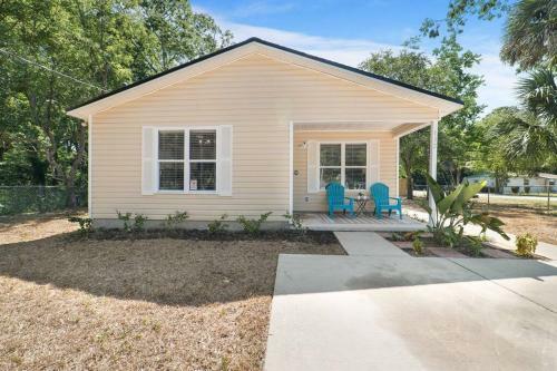New Modern Bungalow Close To Downtown! Fully Fenced Yard