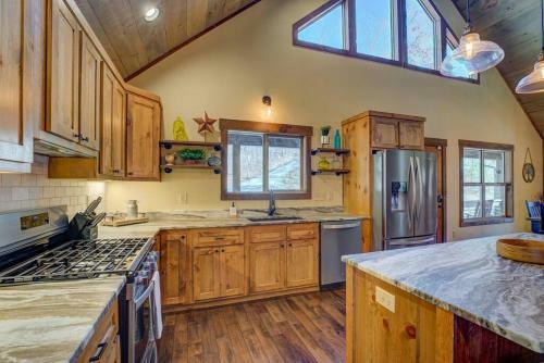 New/luxurious Cabin W/ Hot Tub, Arcade, Fire Pit