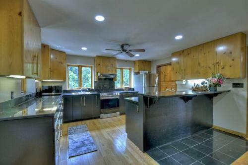 *creek Front* With Hottub, Fire Pits, Billiards, Ev Charger
