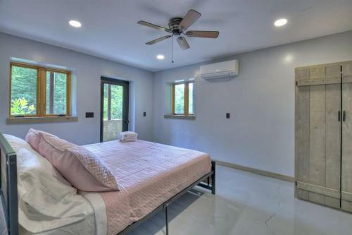 *creek Front* With Hottub, Fire Pits, Billiards, Ev Charger