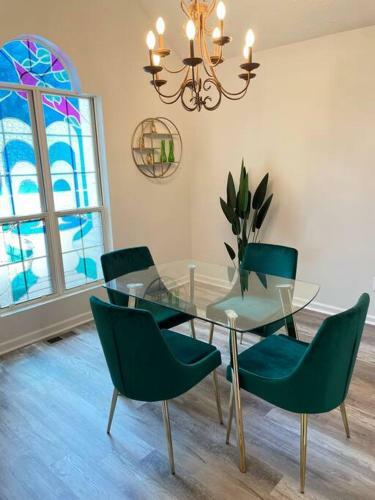 Paradise In Atl With Exciting Fun Room!
