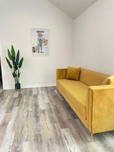 Paradise In Atl With Exciting Fun Room!