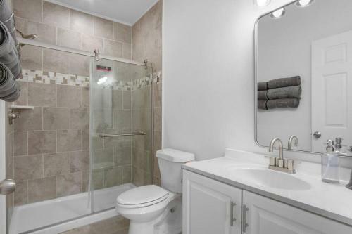 Charming 3br Bungalow W/ Deck Mins To Downtown