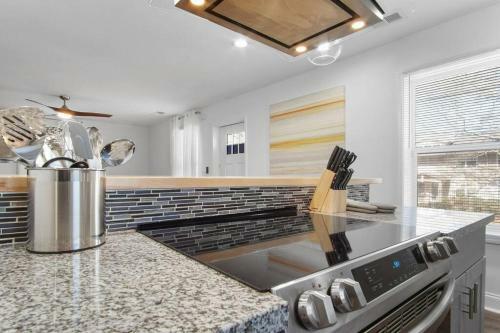 Charming 3br Bungalow W/ Deck Mins To Downtown