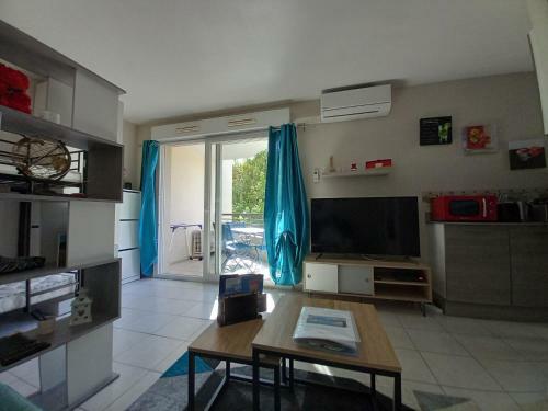 Apartamento Les Deux Ch�teaux Avec Piscine, Climatisation Et Wi-fi