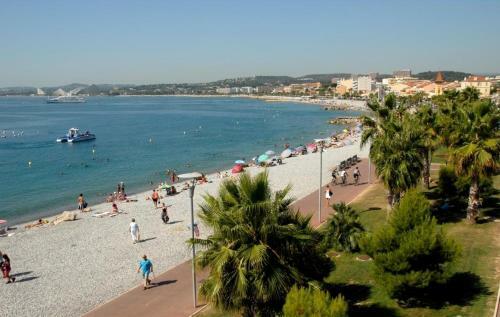 Apartamento Les Deux Ch�teaux Avec Piscine, Climatisation Et Wi-fi