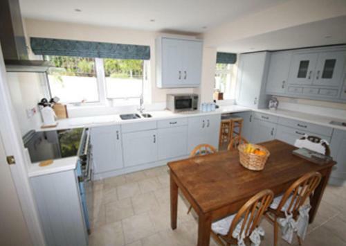 Spacious Detached House With Parking & Views