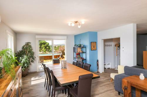 Bright 180 M With Garden-terrace And Pool