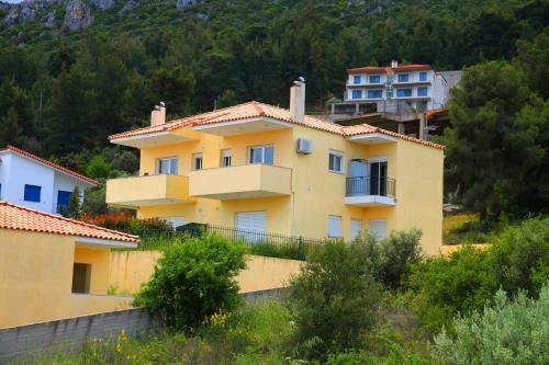 Apartment In Theologos