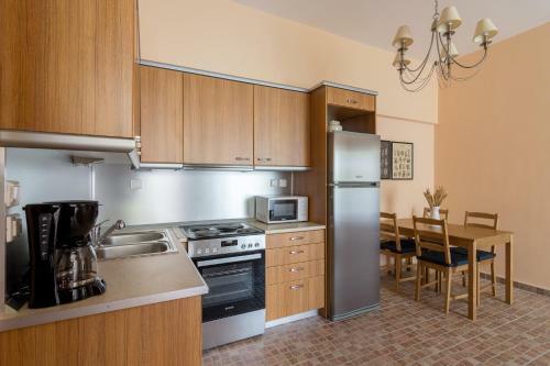 Bright And Spacious Apartment In Varkiza