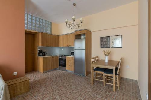 Bright And Spacious Apartment In Varkiza