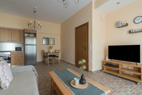 Bright And Spacious Apartment In Varkiza