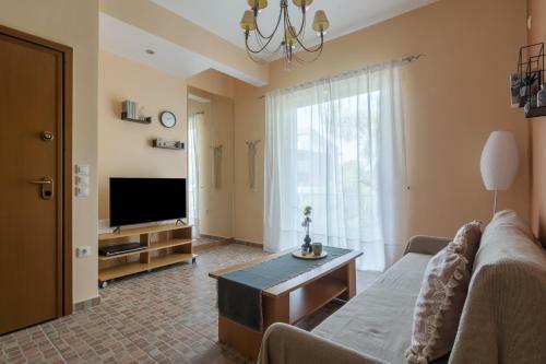 Bright And Spacious Apartment In Varkiza
