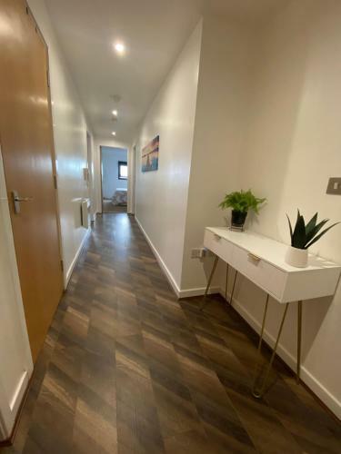 Secc/hydro Modern 6th Floor 2br Apartment, Great Views & Free Parking
