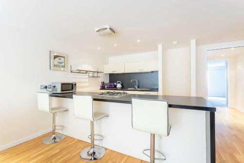 Modern 2-bed Apartment - City Centre - Free Parking