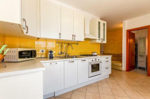 Roomy Apartment With Terrace & Parking