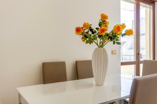 Roomy Apartment With Terrace & Parking