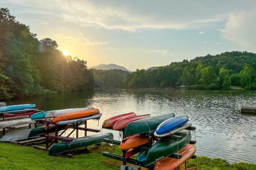 Lake Lure Cottage With Entertainment Backyard!