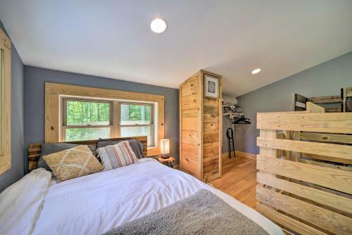 Darling 30-acre Cabin With Fire Pit And Balcony!