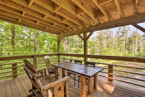 Darling 30-acre Cabin With Fire Pit And Balcony!