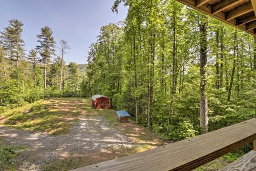 Darling 30-acre Cabin With Fire Pit And Balcony!