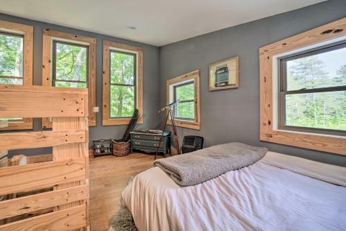 Darling 30-acre Cabin With Fire Pit And Balcony!