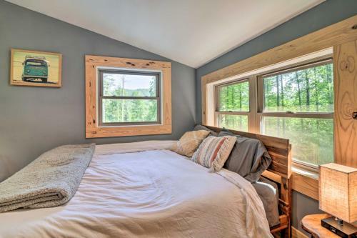 Darling 30-acre Cabin With Fire Pit And Balcony!