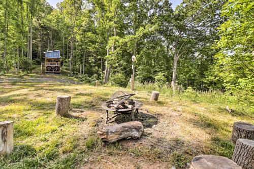 Darling 30-acre Cabin With Fire Pit And Balcony!