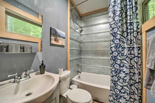 Darling 30-acre Cabin With Fire Pit And Balcony!