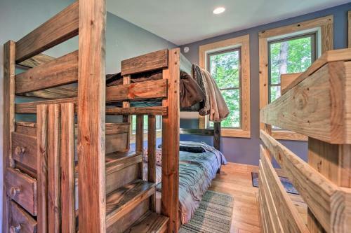 Darling 30-acre Cabin With Fire Pit And Balcony!