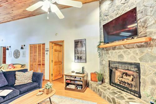 Quaint Murphy Cabin With Fire Pit And Forest View